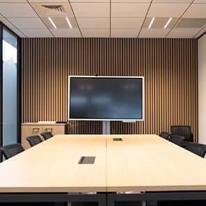 Salle de réunion moderne équipée avec écran et grande table