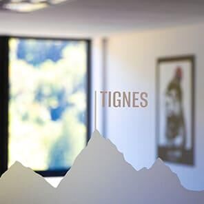Vitrophanie intérieure représentant un paysage de montagne à Tignes