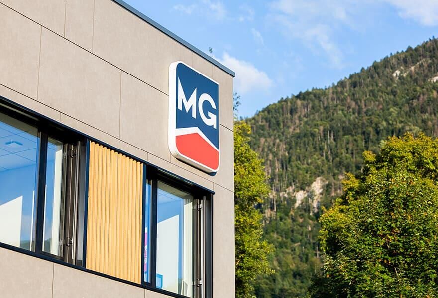 Bâtiment de l'agence MG Cluses avec environnement montagneux