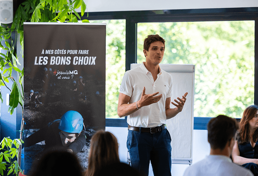 Des collaborateurs échangent pour intégrer les enjeux RSE dans les décisions de l’entreprise.