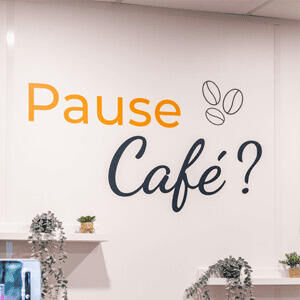 Espace chaleureux pour les pauses et les discussions à l'Académie by MG